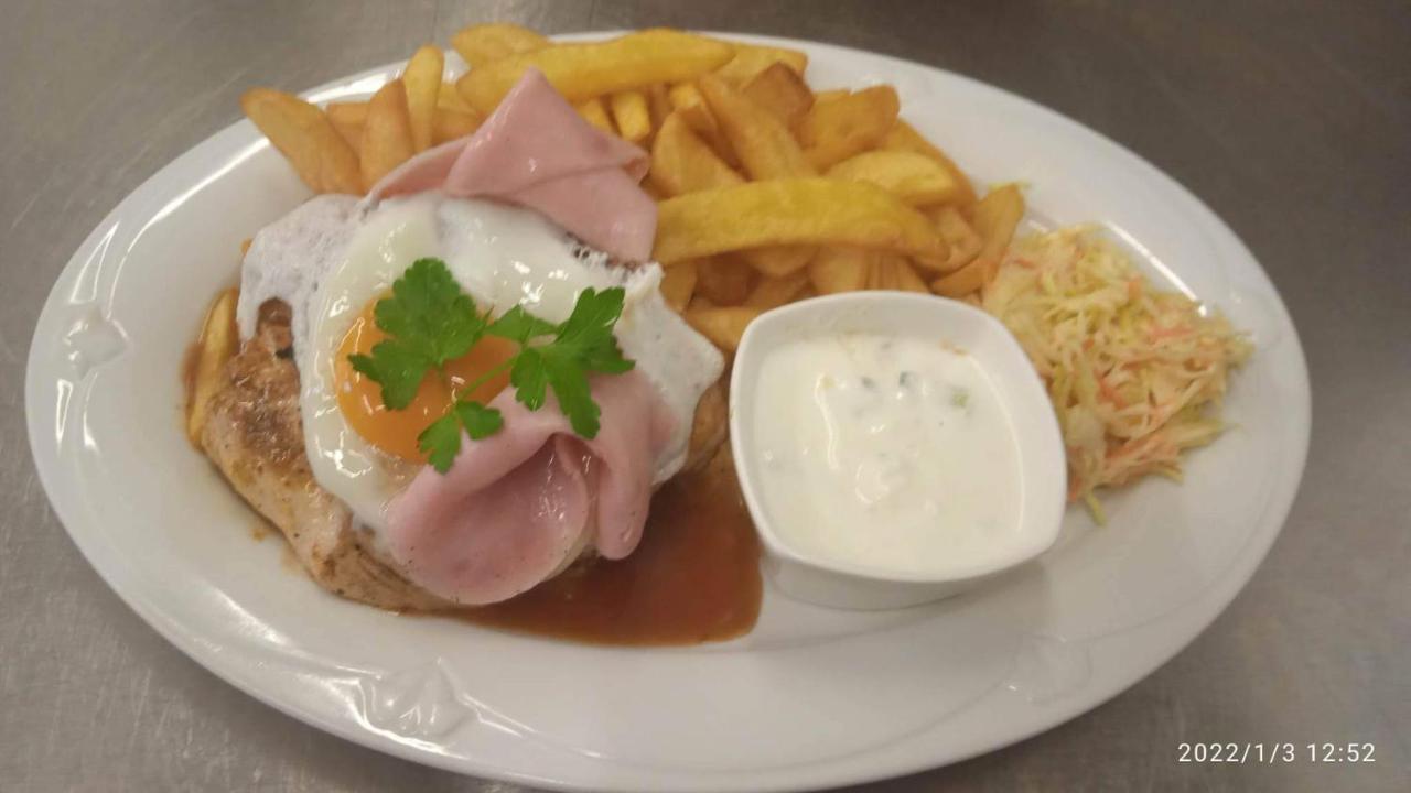 Mala Svata Hora - Penzion & Restaurace Mnisek pod Brdy Luaran gambar