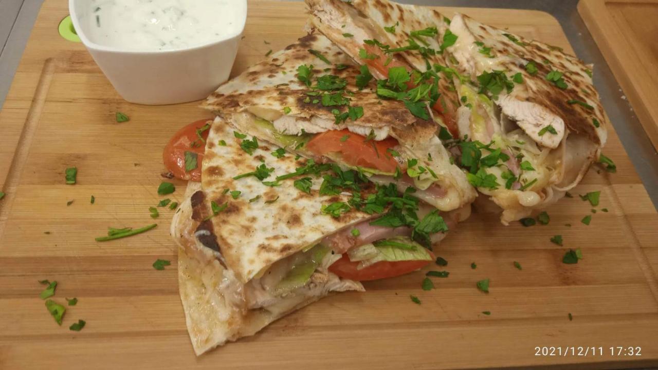 Mala Svata Hora - Penzion & Restaurace Mnisek pod Brdy Luaran gambar